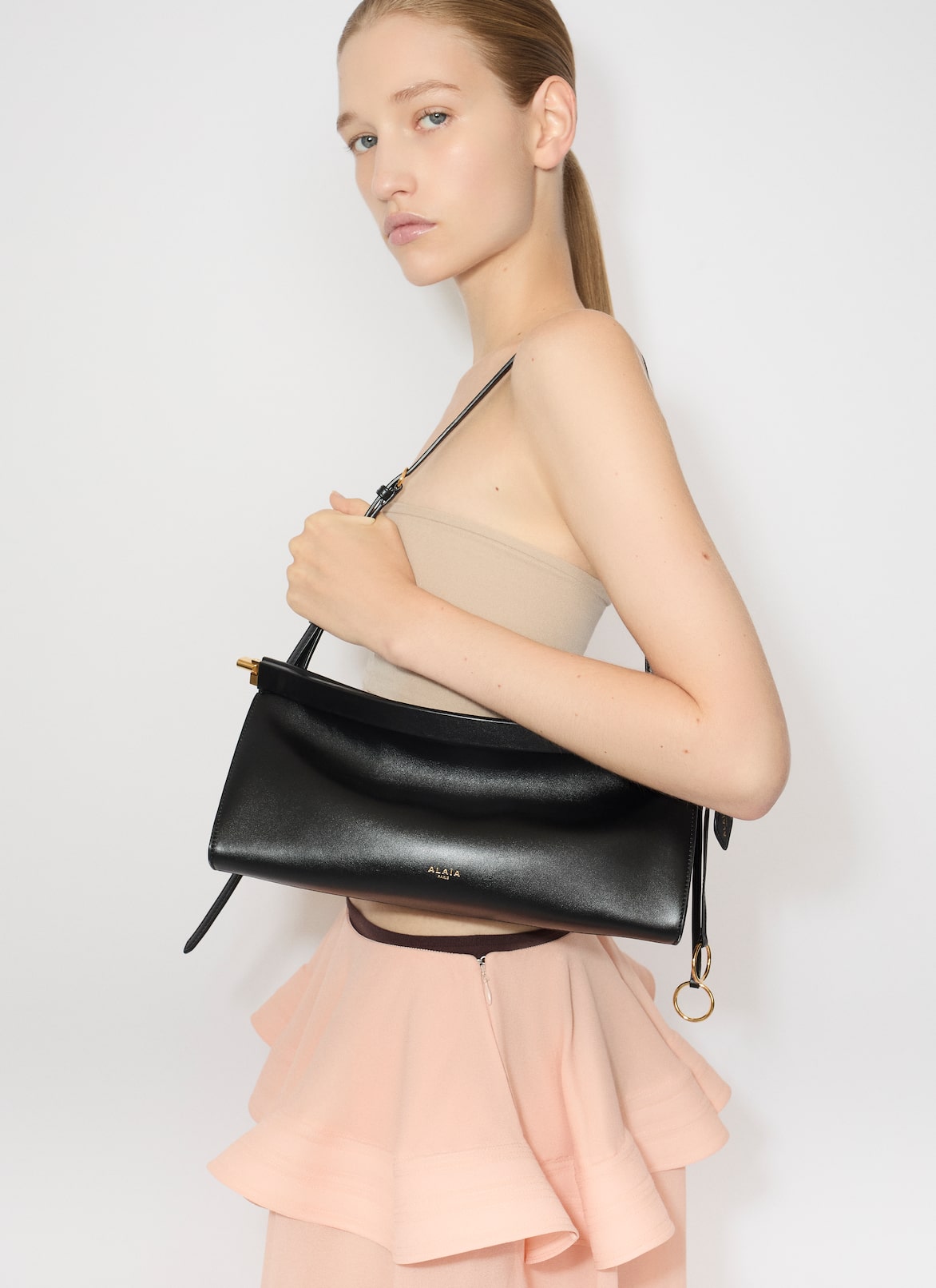 LE CLICK EAST WEST MEDIUM BAG IN LEATHER ALAÏA BLACK LE CLICK EAST WEST MEDIUM BAG IN LEATHER